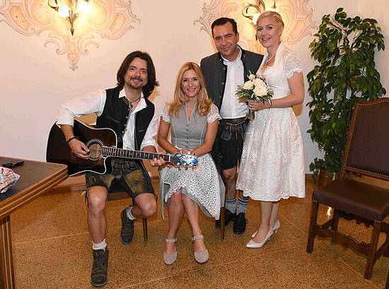 Stefanie Hertel mit Mann Leopold "Lanny" Lanner / Falk Raudies mit Frau Andrea  / Standesamtliche Hochzeit von Falk Raudies mit  Andrea Mühlbauer ( Ex -Frau von Maxi Arland )  im Rathaus/Standesamt in Kitzbühel Schneider Press/Wolfgang Breiteneicher  